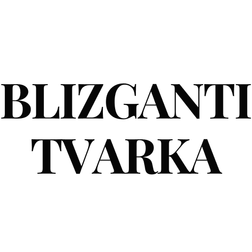 Šviesi virtuvė su mediniu stalu ir pastatytomis natūraliomis valymo priemonėmis