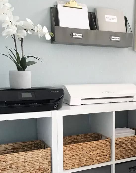 Organizuotas modernus biuras su sutvarkytais dokumentais ir minimalistine darbo vieta