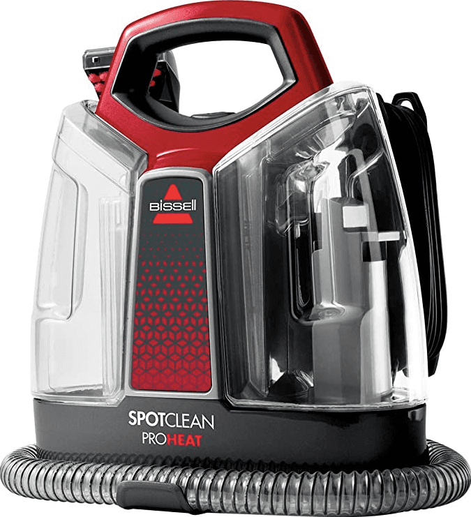 Šviesus kilimas svetainėje, šalia kavos puodelis ir valymo šluostė