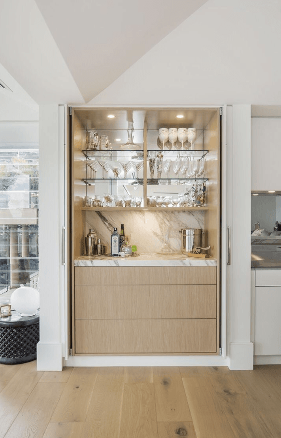 Interjero dizainerės ir organizavimo specialistės dirba prie projekto brėžinio