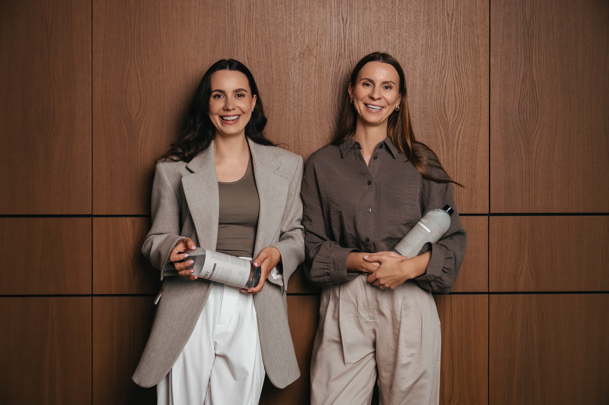 RESET Home Care valymo priemonių buteliukai ant šviesaus marmuro stalviršio